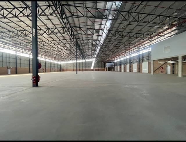 1,910M² WAREHOUSE TO LET IN AIRPORT PARK